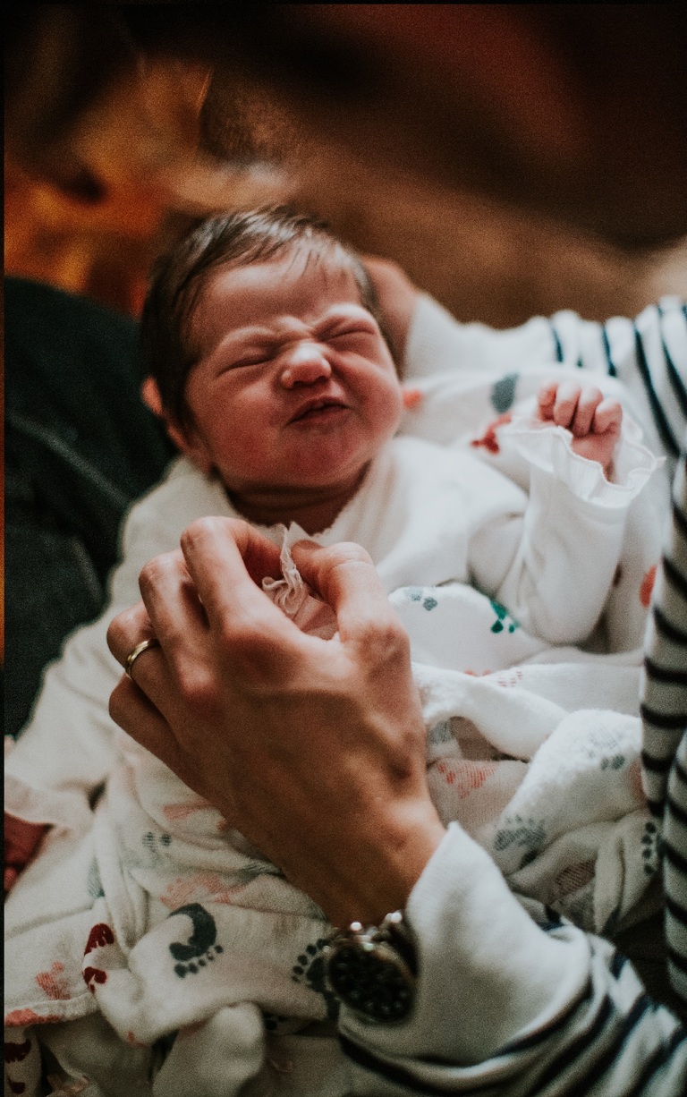 bébé pleure beaucoup coliques